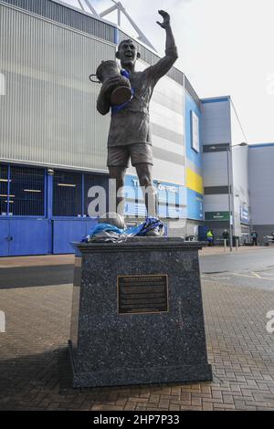 Gesamtansicht des Cardiff City Stadium, Heimstadion von Cardiff City. Statue errichtet für den 1927 FA Cup Gewinner Kapitän Fred Keenor Stockfoto