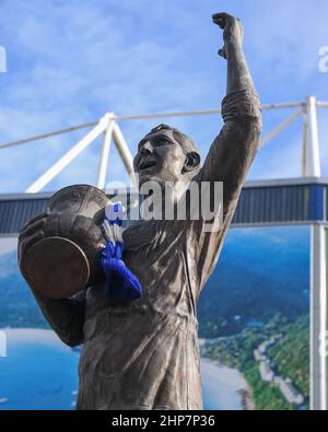 Gesamtansicht des Cardiff City Stadium, Heimstadion von Cardiff City. Statue errichtet für den 1927 FA Cup Gewinner Kapitän Fred Keenor Stockfoto