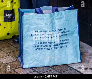 Social Plastic Blue M&S wiederverwendbare Tasche. Marks and Spencer Bag, die von den Gemeinden gesammelt werden, im Austausch für lebensnotwendige Löhne und Notwendigkeiten, die Kunststoffe daran hindern, in den Ozean zu gelangen, und denen, die in Not sind, Möglichkeiten bieten. Der britische Einzelhändler Marks & Spencer (M&S) hat eine wiederverwendbare Tasche vorgestellt, um Abfall zu vermeiden und die Verschmutzung durch Kunststoff zu bekämpfen. Das Unternehmen hat die umweltfreundliche Einkaufstasche im Rahmen seines Kunststoffplans eingeführt, mit dem in weniger als einem Jahr 1.000 Kunststoffverpackungen entfernt werden sollen. Stockfoto