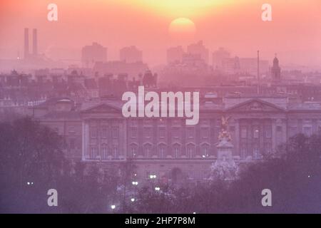 Sonnenuntergang hinter dem Buckingham Palace und dem Victoria Memorial. London. England. VEREINIGTES KÖNIGREICH. Ca. 1980 Stockfoto