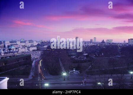 Skyline von Whitehall, aufgenommen vom Duke of York Monument, London, England. Ca. 1980s Stockfoto