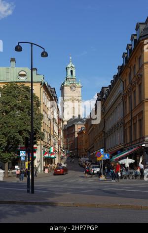 Glockenturm von Storkyrkan, der Stockholmer Kathedrale, über dem Storkyrkobrinken, der Straße in Gamla Stan, im Zentrum von Stockholm, Schweden Stockfoto