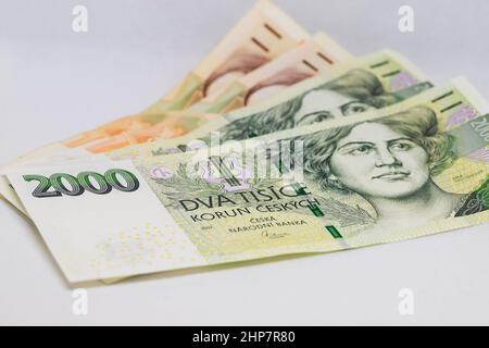 Brünn Tschechische Republik Juni 2020 Geld - 2000, - CZK auf weißem Hintergrund. Die Tschechische Krone wird in der Tschechischen Republik verwendet. Stockfoto