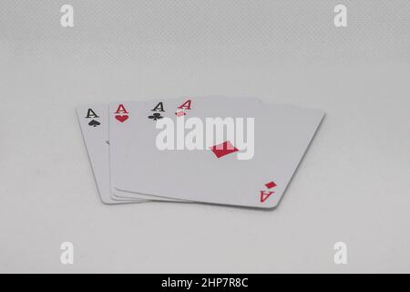 Vier Asse Pokerkarten nebeneinander gestapelt. Stockfoto