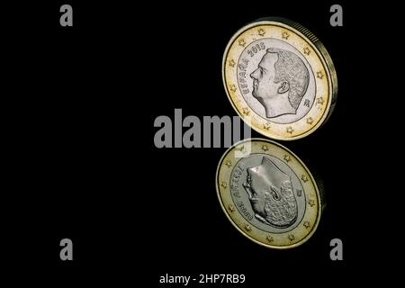 Philip Felipe VI König von Spanien Euro Münze Schwarz Hintergrund reflektierte Kopie Raum Stockfoto