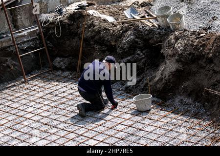 Dnepropetrovsk, Ukraine - 04.30.2021: Vorbereitung der Stange für eine Betonplatte für ein Schwimmbad. Stockfoto