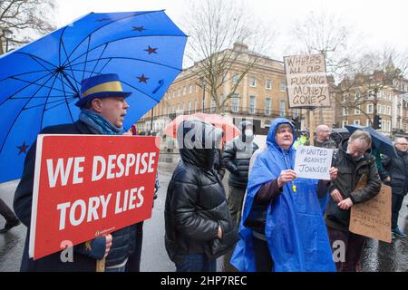 London, Großbritannien, 19. Februar 2022: Ein Protest, der „Johnson Out“ forderte, versammelte sich am Parliament Square und marschierte zur Downing Street und sang „Tories Out“. Heftige Regenfälle am Tag und anhaltende Transportprobleme, da Sturm Eunice viele Bahnlinien beeinflusste, bedeuteten nur eine kleine, aber aufrichtige Wende. Anna Watson/Alamy Live News Stockfoto