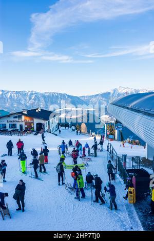 Semmering: Skigebiet Zauberberg Semmering - Hirschenkogel, Skifahren, Skifahrer, Bergstation Skilift, Blick auf den Schneeberg, Restaurant Stockfoto