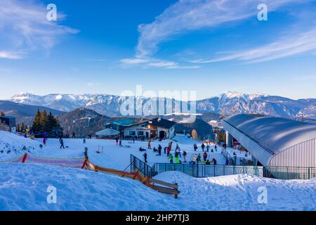 Semmering: Skigebiet Zauberberg Semmering - Hirschenkogel, Skifahren, Skifahrer, Bergstation Skilift, Blick auf den Schneeberg, Restaurant Stockfoto