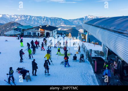 Semmering: Skigebiet Zauberberg Semmering - Hirschenkogel, Skifahren, Skifahrer, Bergstation Skilift, Blick auf den Schneeberg, Restaurant Stockfoto