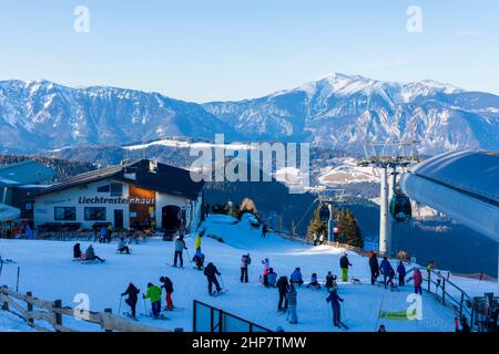 Semmering: Skigebiet Zauberberg Semmering - Hirschenkogel, Skifahren, Skifahrer, Bergstation Skilift, Blick auf den Schneeberg, Restaurant Stockfoto