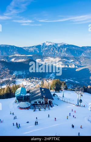 Semmering: Skigebiet Zauberberg Semmering - Hirschenkogel, Skifahren, Skifahrer, Bergstation Skilift, Blick auf den Schneeberg, Restaurant Stockfoto