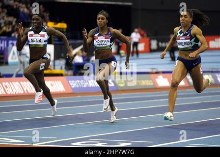 Die Großbritanniens Daryll Neita, die Jamaikas Elaine Thompson-Herah und die Schweizer Mujinga Kambundji (links-rechts) treten beim Finale der Frauen 60m beim Muller Indoor Grand Prix Birmingham in der utilita Arena, Birmingham, gegeneinander an Bilddatum: Samstag, 19. Februar 2022. Stockfoto