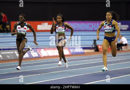 Die Großbritanniens Daryll Neita, die Jamaikas Elaine Thompson-Herah und die Schweizer Mujinga Kambundji (links-rechts) treten beim Finale der Frauen 60m beim Muller Indoor Grand Prix Birmingham in der utilita Arena, Birmingham, gegeneinander an Bilddatum: Samstag, 19. Februar 2022. Stockfoto