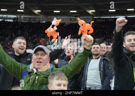 London, Großbritannien. 19th. Februar 2022. Newcastle-Fans in aufblasbaren Katzen während des Spiels der West Ham gegen Newcastle Utd Premier League im London Stadium Stratford. Quelle: MARTIN DALTON/Alamy Live News Stockfoto