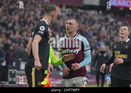 London, Großbritannien. 19th. Februar 2022. Jarrod Bowen von West Ham Utd schlägt sich gegen Dan Burn of Newcastles Utd während des Spiels der West Ham gegen Newcastle Utd Premier League im London Stadium Stratford. Quelle: MARTIN DALTON/Alamy Live News Stockfoto