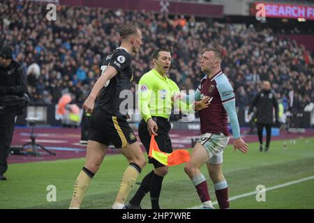 London, Großbritannien. 19th. Februar 2022. Jarrod Bowen von West Ham Utd schlägt sich gegen Dan Burn of Newcastles Utd während des Spiels der West Ham gegen Newcastle Utd Premier League im London Stadium Stratford. Quelle: MARTIN DALTON/Alamy Live News Stockfoto