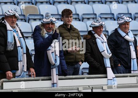 COVENTRY, GROSSBRITANNIEN. FEBRUAR 19TH. Coventry-Fans warten auf den Start des Spiels während des Sky Bet Championship-Spiels zwischen Coventry City und Barnsley in der Coventry Building Society Arena, Coventry, am Samstag, den 19th. Februar 2022. (Quelle: James Holyoak | MI News) Stockfoto