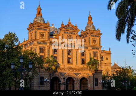 Capitania General Building - an der façade des Capitania General Building, einem Teil der Plaza de España, Sevilla, Spanien, scheint ein sanftes, goldenes Morgenlicht. Stockfoto