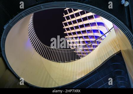 Stairwell – Blick in der Nacht auf das Treppenhaus von Metropol Parasol, aka. Las Setas 'Mushroom', eine große moderne Holzkonstruktion in Sevilla, Spanien. Stockfoto