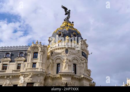 Metropolis Building - Herbstabend auf dem Metropolis Building, einem berühmten Wahrzeichen und Wahrzeichen der Stadt Madrid, Spanien, scheint das Sonnenlicht. Stockfoto