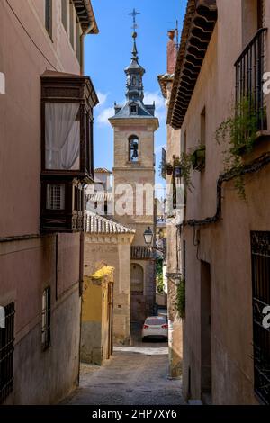 Toledo Gasse - Ein kleines Taxi, das in einer der unzähligen engen steilen Gassen in der historischen Stadt Toledo, Spanien, fährt. Stockfoto