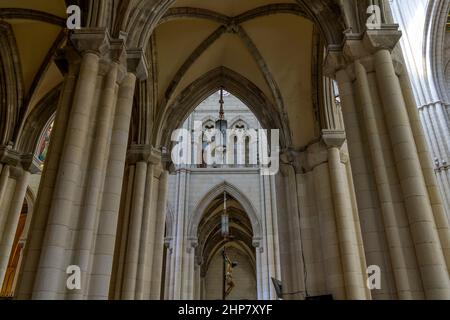 Almudena-Kathedrale - Ein Weitwinkel-Innenansicht der Almudena-Kathedrale, Blick von ambulant in Richtung Heiligtum, an einem sonnigen Nachmittag, Madrid, Spanien. Stockfoto