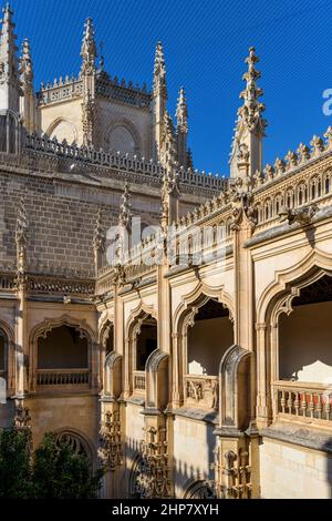 Gotischer Kreuzgang - Abendsonne leuchtet auf architektonische Details des oberen Kreuzgangs im gotischen Stil Kloster San Juan de los Reyes, Toledo, Spanien. Stockfoto