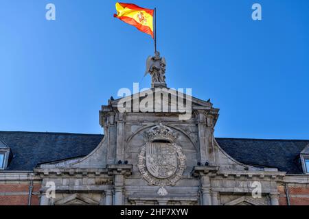 Santa Cruz Palace - Nahaufnahme der Morgenansicht einer spanischen Nationalflagge, die auf dem 17th-Jahrhundert-Palast des Heiligen Kreuzes fliegt. Madrid, Spanien. Stockfoto