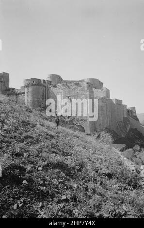 Geschichte des Nahen Ostens: Krak de Chevaliers (Kala't el-Husn). S.E. Ecke und Scharps Lage: Syrien ca. 1920 Stockfoto