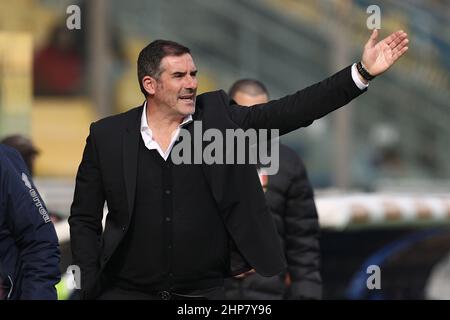 Parma, Italien. 19th. Februar 2022. Cristiano Lucarelli (Ternana Calcio) Gesten während Parma Calcio gegen Ternana Calcio, Italienisches Fußballspiel der Serie B in Parma, Italien, Februar 19 2022 Quelle: Independent Photo Agency/Alamy Live News Stockfoto