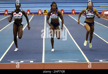 Die Großbritanniens Daryll Neita, die Jamaikas Elaine Thompson-Herah und die Schweizer Mujinga Kambundji (links-rechts) treten beim Finale der Frauen 60m beim Muller Indoor Grand Prix Birmingham in der utilita Arena, Birmingham, gegeneinander an Bilddatum: Samstag, 19. Februar 2022. Stockfoto