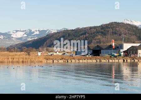 Wangen-Lachen, Schweiz, 13. Februar 2022 Blick über den Zürichsee auf einen kleinen Flugplatz Stockfoto