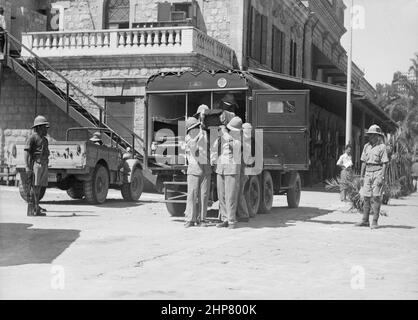 Geschichte des Nahen Ostens: Palästina-Unruhen 1936. Der Körper von LT. CPL. Merry, der in der Nähe von Safad angeschossen wurde, wurde vom Krankenwagen in der Haifa-Station auf Schultern getragen Ort: Israel--Haifa Ca. 1936 Stockfoto