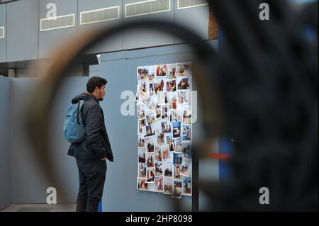 Tunis, Tunesien. 19th. Februar 2022. Ausstellung von Objekten des nationalen Erbes in der Stadt der Kultur in Tunis auf Initiative des Kulturministeriums, In Zusammenarbeit mit dem National Heritage Institute (INP) und der Agentur für Kulturerbe und Kulturförderung (AMVPPC), die aus 374 historischen und archäologischen Stücken aus verschiedenen Epochen besteht. Tunis, Tunesien, am 19. Februar 2022. (Foto: Mahjoub Yassine/Sipa USA) Quelle: SIPA USA/Alamy Live News Stockfoto