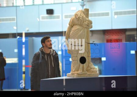 Tunis, Tunesien. 19th. Februar 2022. Ausstellung von Objekten des nationalen Erbes in der Stadt der Kultur in Tunis auf Initiative des Kulturministeriums, In Zusammenarbeit mit dem National Heritage Institute (INP) und der Agentur für Kulturerbe und Kulturförderung (AMVPPC), die aus 374 historischen und archäologischen Stücken aus verschiedenen Epochen besteht. Tunis, Tunesien, am 19. Februar 2022. (Foto: Mahjoub Yassine/Sipa USA) Quelle: SIPA USA/Alamy Live News Stockfoto