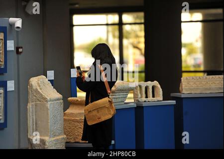 Tunis, Tunesien. 19th. Februar 2022. Ausstellung von Objekten des nationalen Erbes in der Stadt der Kultur in Tunis auf Initiative des Kulturministeriums, In Zusammenarbeit mit dem National Heritage Institute (INP) und der Agentur für Kulturerbe und Kulturförderung (AMVPPC), die aus 374 historischen und archäologischen Stücken aus verschiedenen Epochen besteht. Tunis, Tunesien, am 19. Februar 2022. (Foto: Mahjoub Yassine/Sipa USA) Quelle: SIPA USA/Alamy Live News Stockfoto