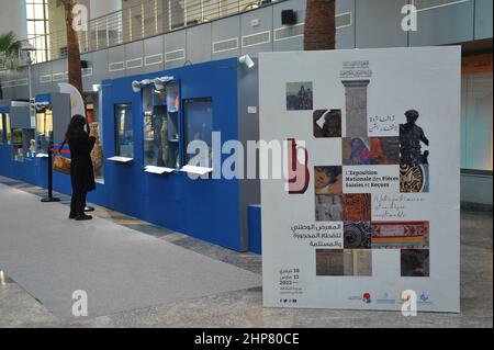 Tunis, Tunesien. 19th. Februar 2022. Ausstellung von Objekten des nationalen Erbes in der Stadt der Kultur in Tunis auf Initiative des Kulturministeriums, In Zusammenarbeit mit dem National Heritage Institute (INP) und der Agentur für Kulturerbe und Kulturförderung (AMVPPC), die aus 374 historischen und archäologischen Stücken aus verschiedenen Epochen besteht. Tunis, Tunesien, am 19. Februar 2022. (Foto: Mahjoub Yassine/Sipa USA) Quelle: SIPA USA/Alamy Live News Stockfoto