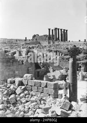 Geschichte des Nahen Ostens: Ruinen von Jerash (Gerasa). Der Innenhof der Kathedrale. Zeigt den Tempel der Artemis am Horizont Ort: Jordanien--Gerasa (ausgestorbene Stadt) ca. 1920 Stockfoto