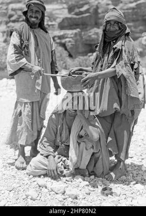 Geschichte Des Nahen Ostens: Petra. Petrean-Typen usw. Bdul Beduinen. Durchführen einer Beschwörung über einen kranken Mann Ort: Jordanien--Petra (ausgestorbene Stadt) ca. 1920 Stockfoto