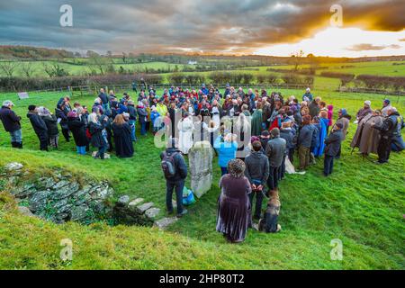 22.12.2019, Bryn Celli DDU, Anglesey, North Wales, Großbritannien. Druiden und Zuschauer versammeln sich am Bryn Celli DDU auf der Isle of Anglesey, um den Winter zu feiern Stockfoto