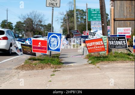 Spring Branch, USA. 18th. Februar 2022. Am 18. Februar 2022 säumen Kampagnenschilder die Bürgersteige vor einem Wahllokal in Spring Branch, TX, etwas außerhalb von Houston, TX. Die vorgezogene Abstimmung bei den Primärwahlen in Texas läuft vom 14. Bis 25. Februar 2022, wobei der Wahltag am March1. Februar 2022 ist. In Harris County können die Wähler ihre Stimmabgabe persönlich, per Post oder an der Bordwand (mit einer vernünftigen Entschuldigung) abliefern. (Foto von Jennifer Lake/SIPA USA) Quelle: SIPA USA/Alamy Live News Stockfoto