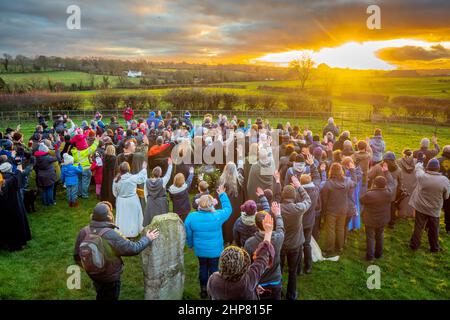 22.12.2019, Bryn Celli DDU, Anglesey, North Wales, Großbritannien. Druiden und Zuschauer versammeln sich am Bryn Celli DDU auf der Isle of Anglesey, um den Winter zu feiern Stockfoto