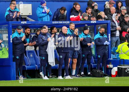 LONDON, GROSSBRITANNIEN. FEB 19th QPR Manager & Staff applaudieren der Erinnerung an Frank Sibley während des Sky Bet Championship-Spiels zwischen Queens Park Rangers und Hull City im Kiyan Prince Foundation Stadium., London am Samstag, 19th. Februar 2022. (Kredit: Ian Randall | MI News) Kredit: MI News & Sport /Alamy Live News Stockfoto