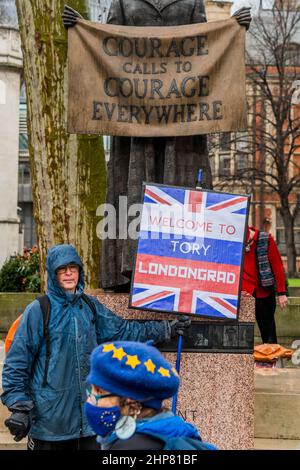 London, Großbritannien. 19th. Februar 2022. Ein Protestler, der behauptet, Russland würde vor Courage das Tory-Parteiion Londongrad finanzieren, ruft überall Mut auf, die Millicent Fawcett-Statue - vereint gegen Johnson-Protest auf dem Parliament Square. Organisiert vom Kollektiv Take Back Democracy, kommt der Protest nach Skandalen über Downing Street-Parteien und zweite Arbeitsplätze. Kredit: Guy Bell/Alamy Live Nachrichten Stockfoto