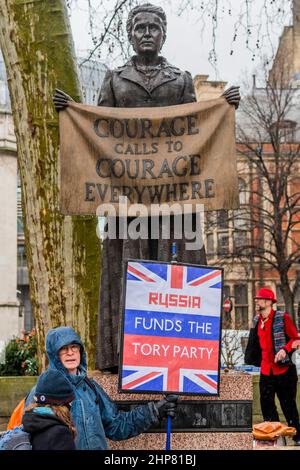 London, Großbritannien. 19th. Februar 2022. Ein Protestler, der behauptet, Russland würde vor Courage das Tory-Parteiion Londongrad finanzieren, ruft überall Mut auf, die Millicent Fawcett-Statue - vereint gegen Johnson-Protest auf dem Parliament Square. Organisiert vom Kollektiv Take Back Democracy, kommt der Protest nach Skandalen über Downing Street-Parteien und zweite Arbeitsplätze. Kredit: Guy Bell/Alamy Live Nachrichten Stockfoto