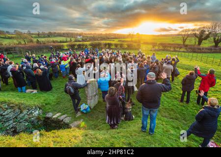 22.12.2019, Bryn Celli DDU, Anglesey, North Wales, Großbritannien. Druiden und Zuschauer versammeln sich am Bryn Celli DDU auf der Isle of Anglesey, um den Winter zu feiern Stockfoto