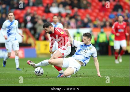 Charlton's Elliot Lee und Oxford's Luke McNally (rechts) kämpfen während des Sky Bet League One Matches im Valley, London, um den Ball. Bilddatum: Samstag, 19. Februar 2022. Stockfoto