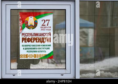 MINSK, WEISSRUSSLAND - 19. Februar 2022: Plakat auf dem Supermarktfenster mit Informationen über das Referendum über Änderungen der Verfassung der Re Stockfoto