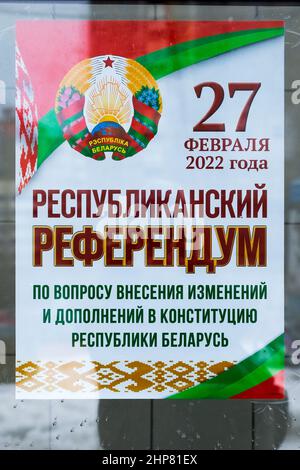 MINSK, WEISSRUSSLAND - 19. Februar 2022: Plakat auf dem Supermarktfenster mit Informationen über das Referendum über Änderungen der Verfassung der Re Stockfoto